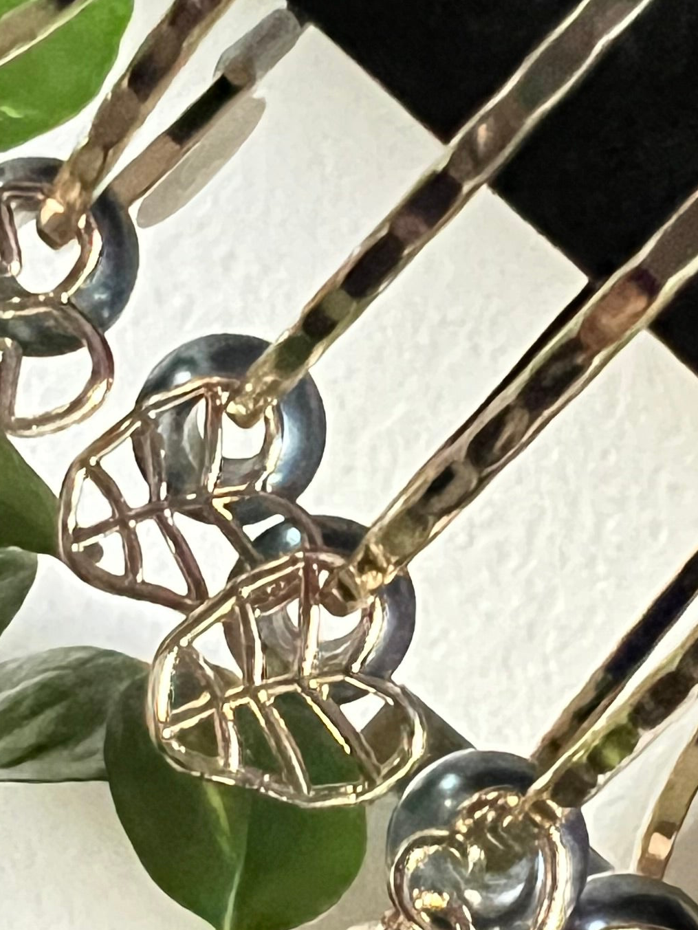 Kalo Leaf Charm Bangle w/ Shell Pearl