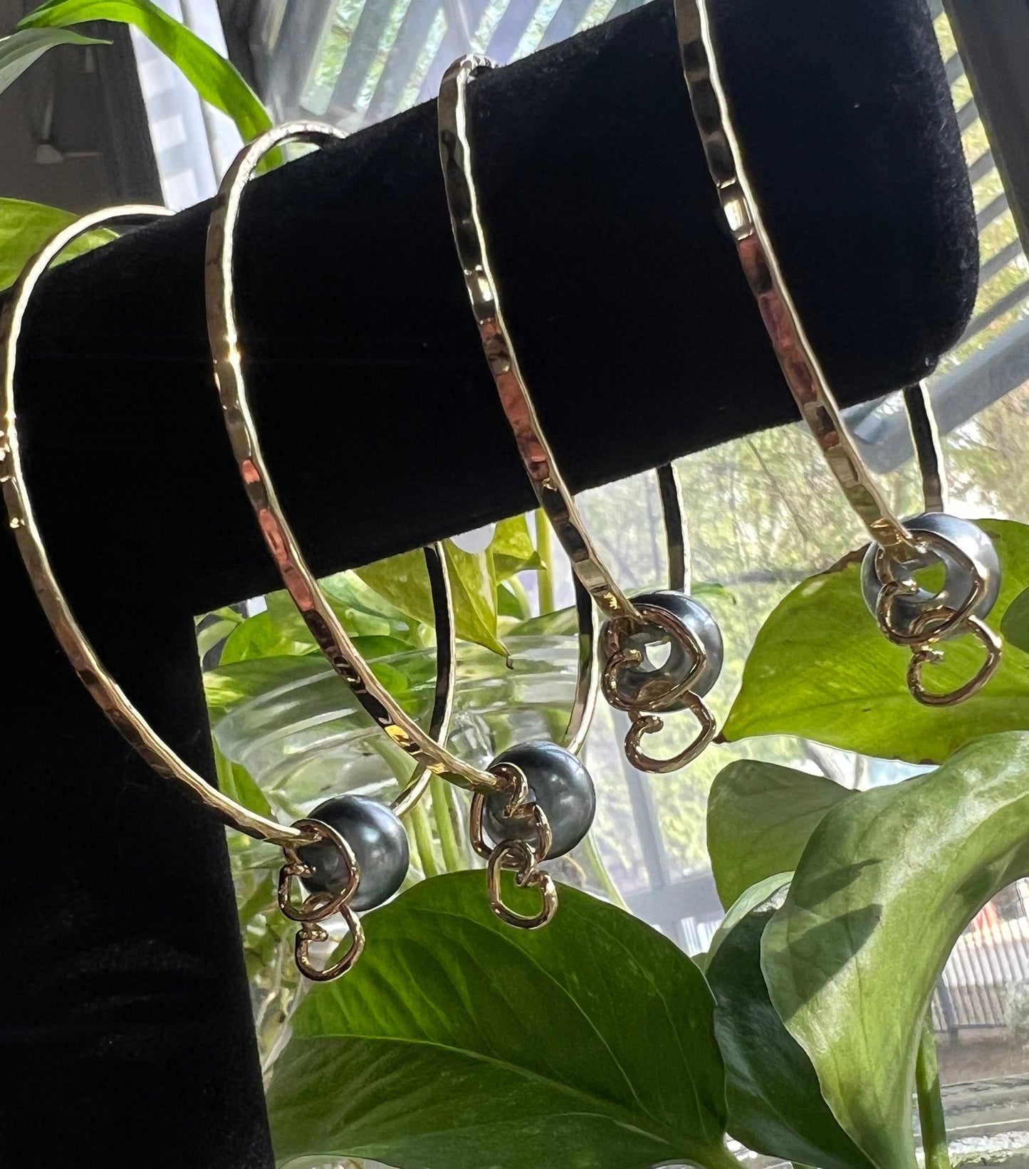 Dbl Heart Bangle w/ Shell Pearl