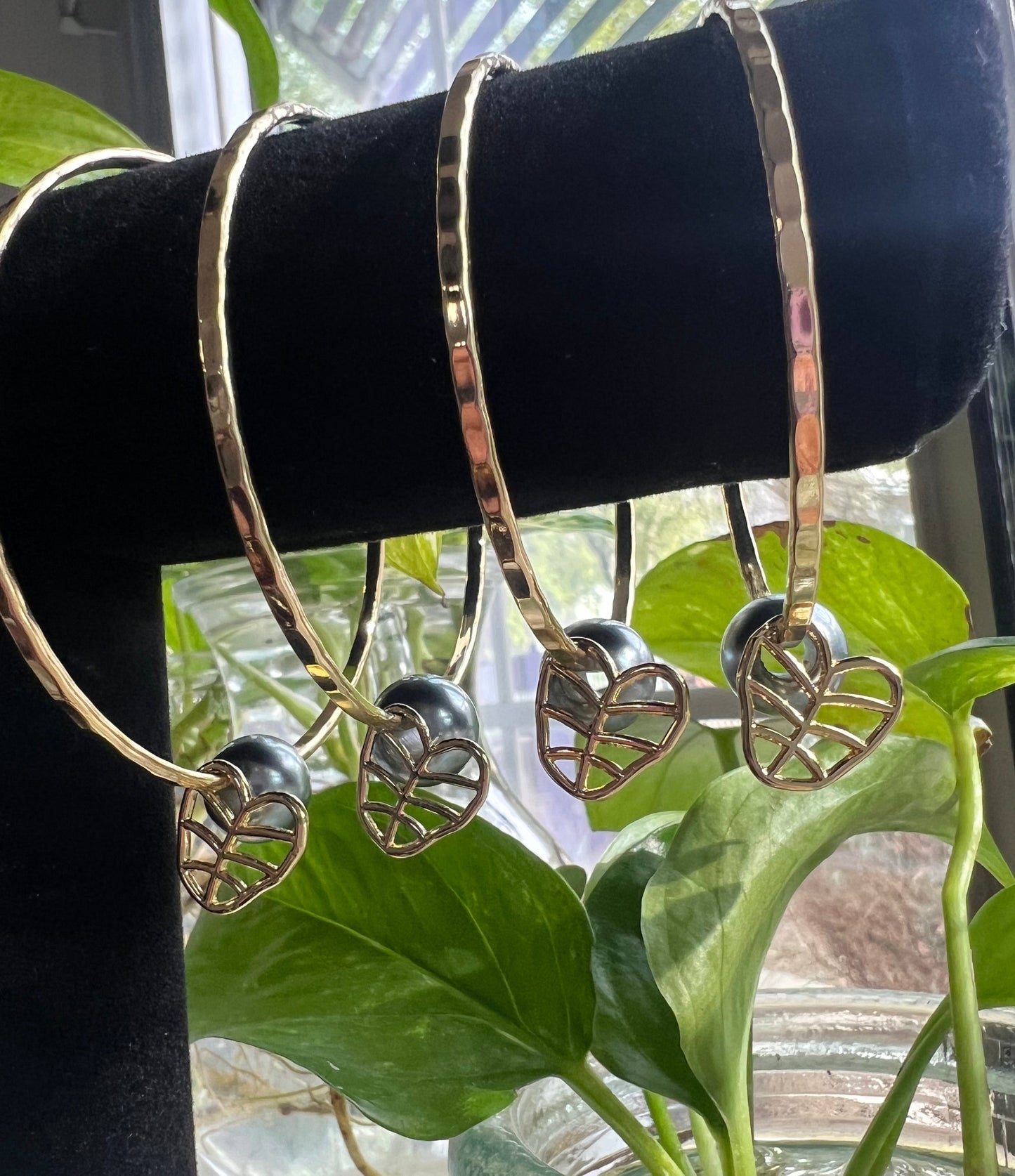 Kalo Leaf Charm Bangle w/ Shell Pearl