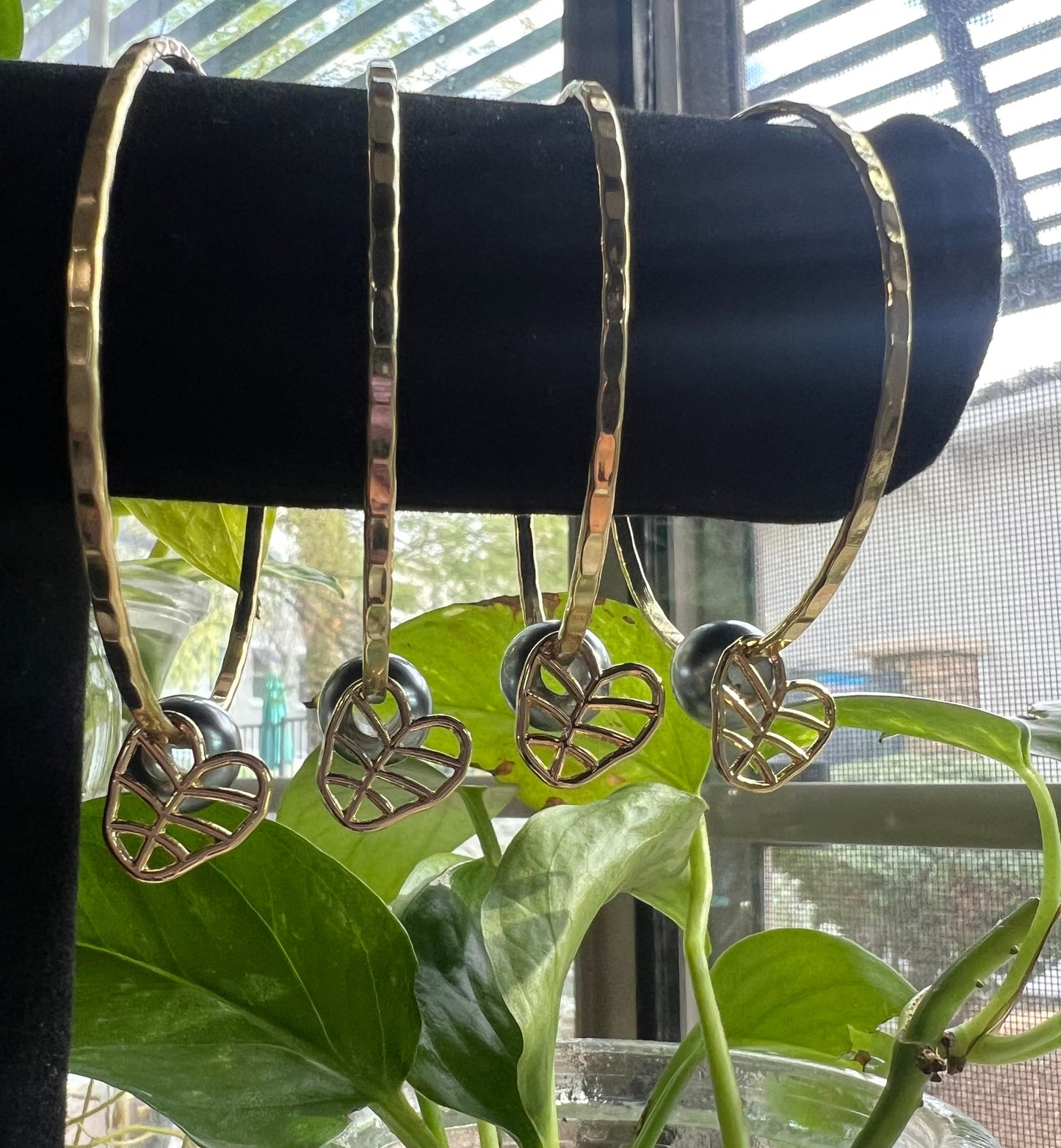 Kalo Leaf Charm Bangle w/ Shell Pearl